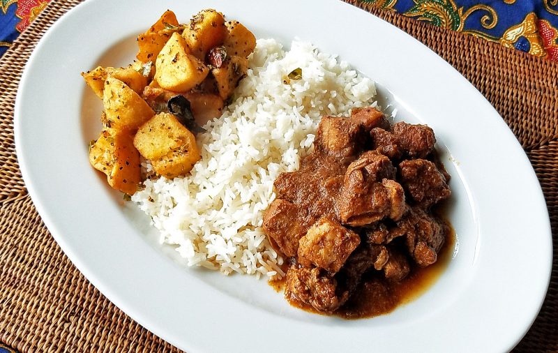 「たまに食べるならこんなカレー」明日販売いたします