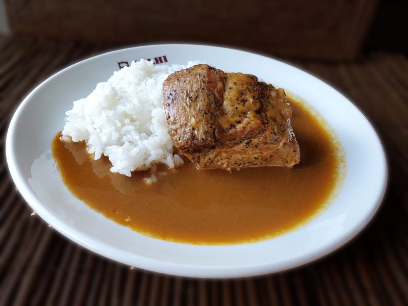 「どデカポークのインドカレー」明日発売します。