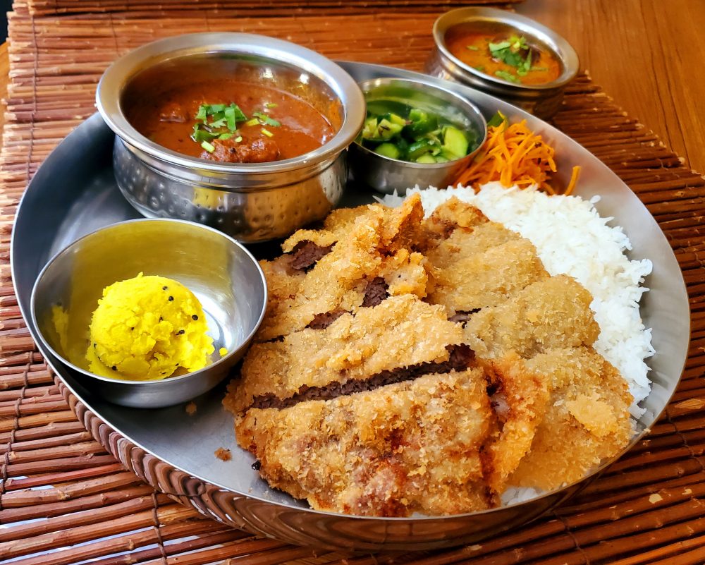 ラムカツカレーのプレート