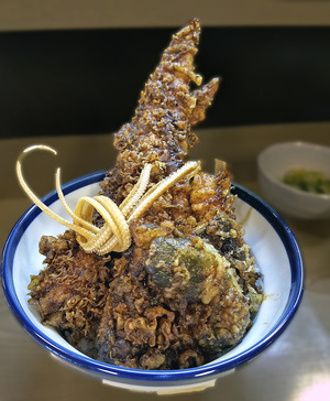 今日はなぜか天丼の・・・